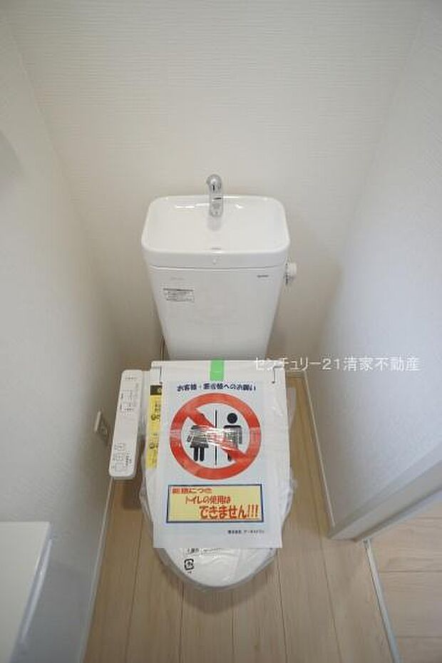 2号棟：白を基調とした、清潔感のある水廻りです。(2026年06月撮影)