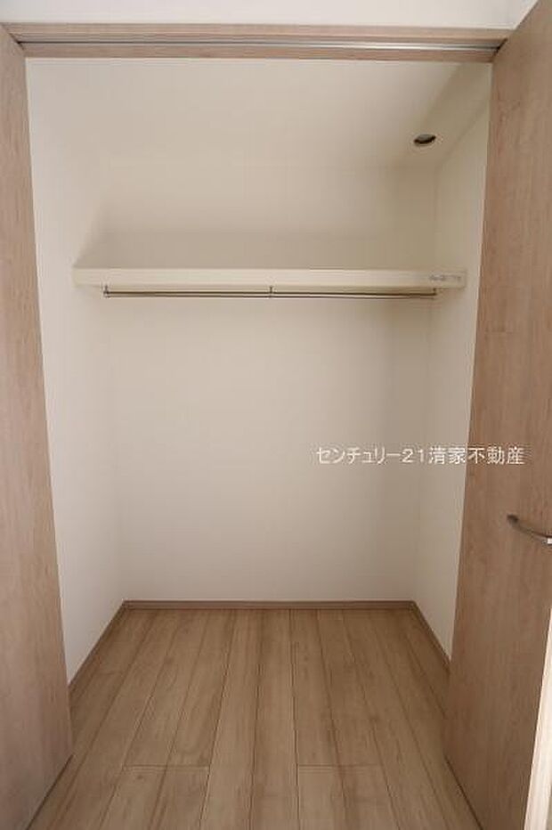 Ｂ号棟：季節物もすっきり収納できます！(2026年10月撮影)
