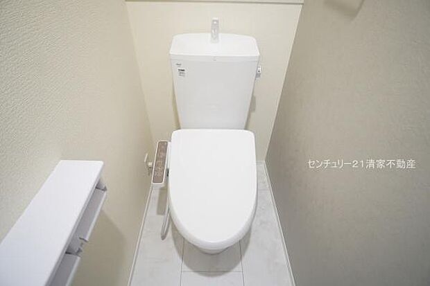 2号棟:白を基調とした、清潔感のある水廻りです。(2026年10月撮影)