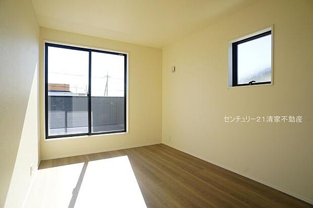 2号棟:バルコニーに面した明るい洋室!(2026年10月撮影)