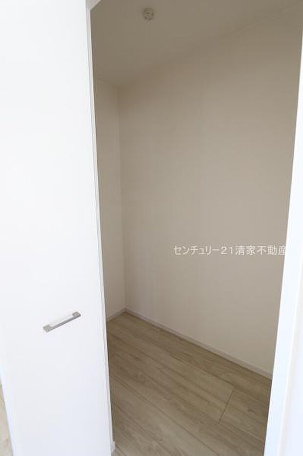 キッチン横に食品庫としても便利な収納!(2026年08月撮影)
