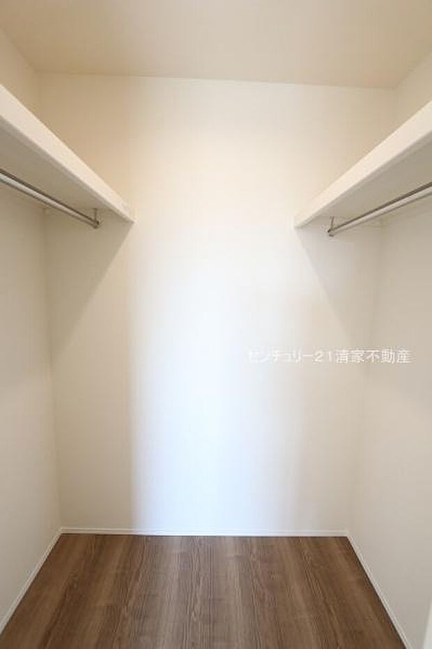 2号棟:すっきり片付くウォークインクローゼット(2026年09月撮影)