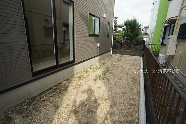 3号棟：リビングに明るい日差しが入るお庭(2026年09月撮影)