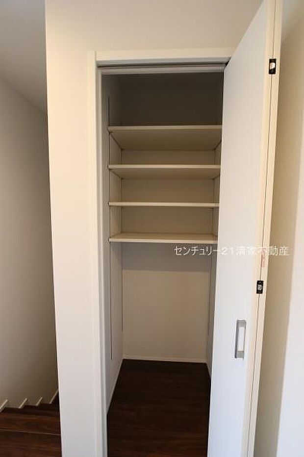 キッチン横に食品庫としても便利な収納!(2026年09月撮影)