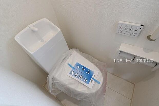 1号棟:白を基調とした、清潔感のある水廻りです。(2026年07月撮影)