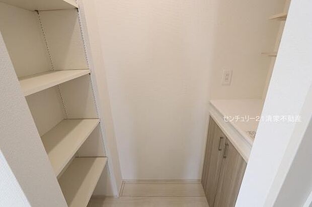 3号棟:キッチンまわりを整理整頓できるパントリー(2026年07月撮影)