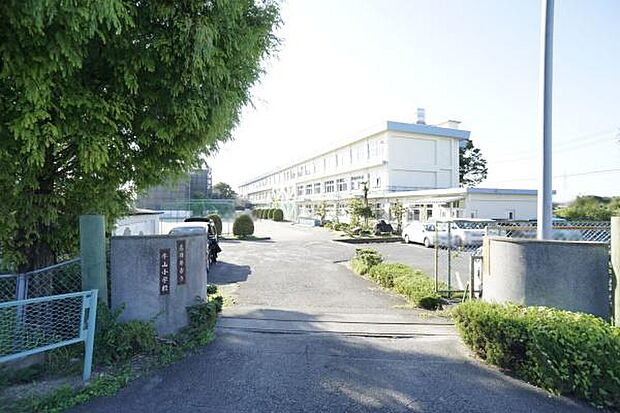牛山小学校まで950m、牛山小学校まで950m(徒歩約12分)