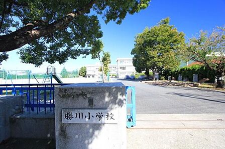 勝川小学校まで650m、勝川小学校まで650m(徒歩約9分)