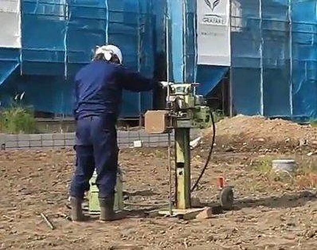 地盤調査は、法令に準じた3項目8要素で徹底的に検証。土地状況に応じた基礎仕様や、地盤改良工事などを提案・実施。 不同沈下しない地盤の品質をお約束。基礎着工日に始まり、引き渡し日から20年間保証します。