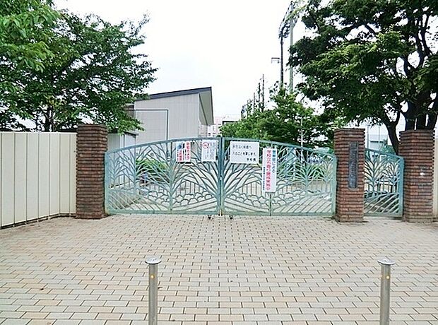 戸田市立新曽中学校まで850m