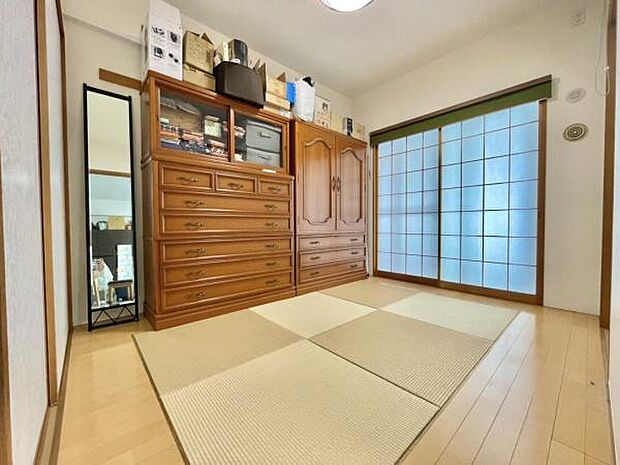 和室は小さなお子様を遊ばせたり、洗濯物をたたむ時に使用したりなど、さまざまな生活シーンにフィットする寛ぎスペースです。