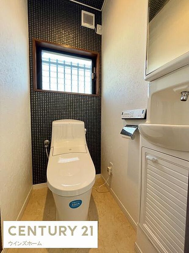 トイレは3ヵ所設置されシャワートイレが内蔵、使用後はスッキリ爽快！トイレ内には手洗いカウンターが備わっているのでわざわざ洗面所に行かなくても手が洗えるので移動の負担がなく、衛生的です！