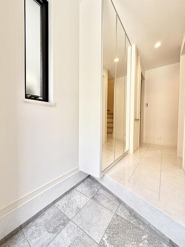 収納力の高いシューズボックス完備！全身ミラーは、玄関を広くスッキリ使うことができ、家族やお客様を心地よく迎えます！