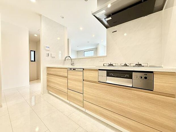 スタイリッシュなシステムキッチンは収納と機能性を兼ねそろえお料理が楽しくなります！豊富な収納に加え、調理器具や家電もすっきり収まる設計。ワークスペースも広く、毎日の料理を快適にサポート。