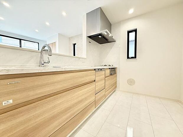 人気の対面式キッチンはリビング、ダイニングを一望できます！キッチンは作業スペースも広々、収納にも困りません！