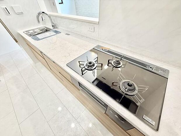 スタイリッシュなシステムキッチンは、収納力と機能性を兼ね備え、料理が楽しくなる空間。リビングとつながる開放的なレイアウトも魅力です。