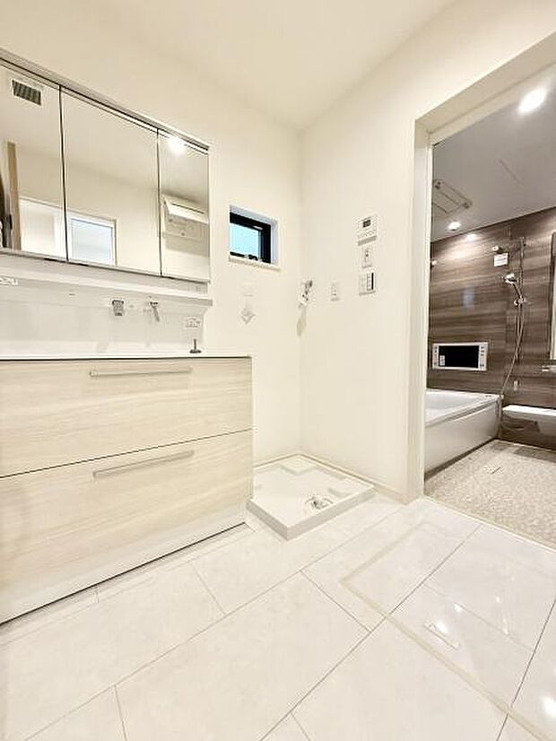 洗面室はゆとりある広さで毎朝の準備も快適です。洗面台収納には、お洗濯用品やスキンケア用品などしっかり収納できるようスペースも充実しています！