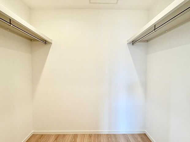 ウォークインクローゼットを完備！季節物の家電やスーツケース、お布団などもまとめて収納できます！