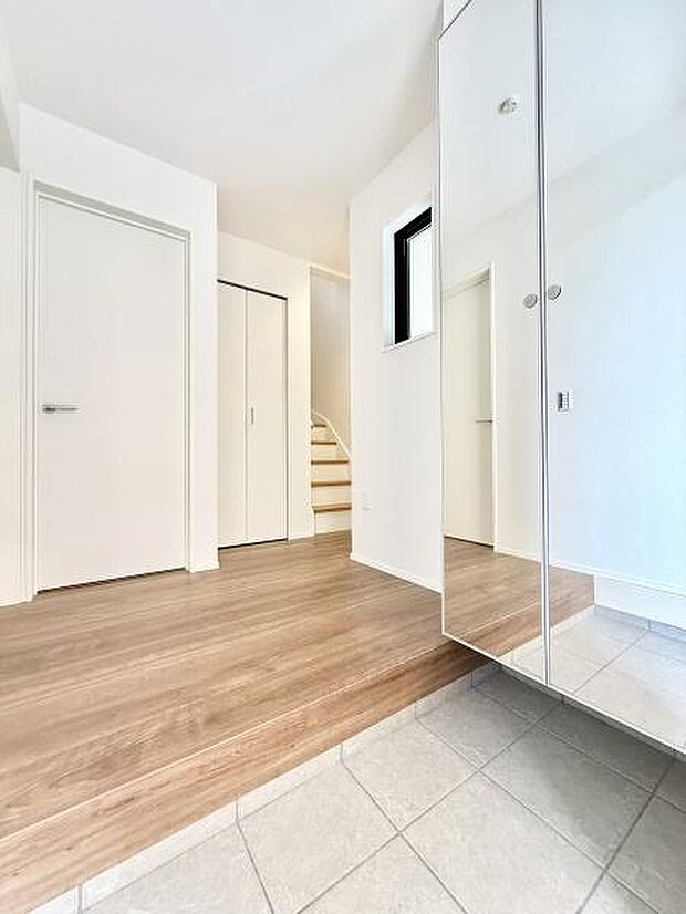 広々と落ち着いた空間を演出しご家族や来客者を気持ちよく出迎える玄関。玄関ホールにも大容量の収納をご用意!全身ミラーはお部屋の奥行をより感じさせます。