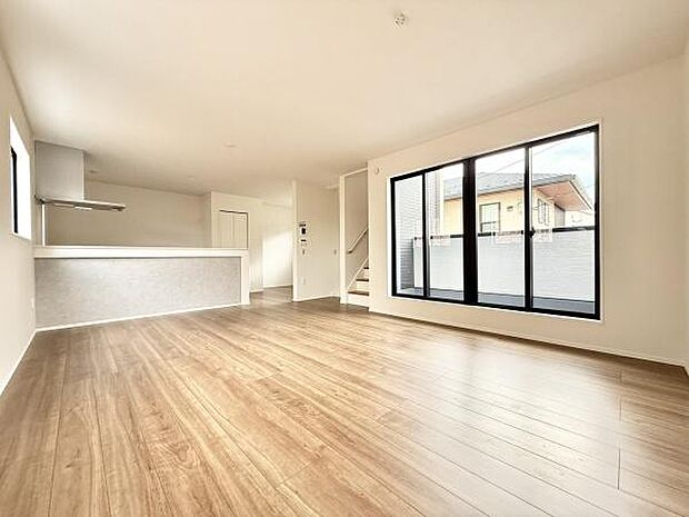 21.6帖の広々LDKは家族全員がゆったりとくつろげる空間です。開放感があり、リビングとダイニングを自由に使い分けられるため、様々なライフスタイルに対応します!