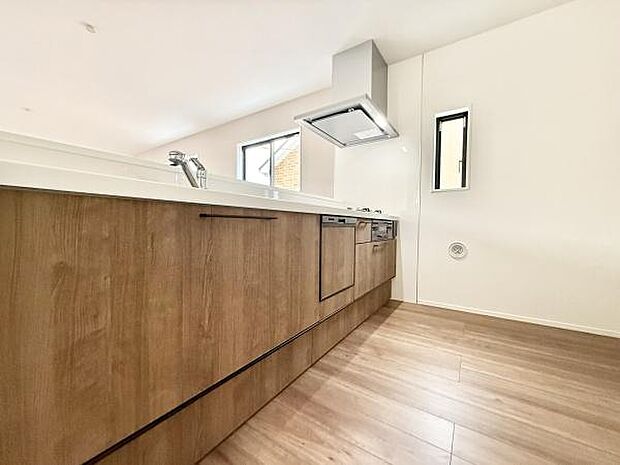 リビングにつながる、開放的で洗練されたキッチンスペース。目の前に家族の様子を感じながら料理ができる配置は、子育て中のご家庭にもぴったり。収納力も高く、使いやすさとデザイン性を兼ね備えた空間!