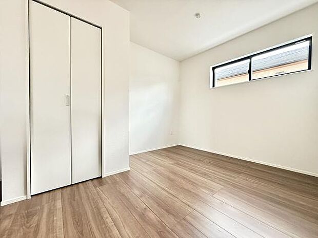 落ち着いた色合いとシンプルなデザインが魅力の洋室。クローゼット付きで、衣類や荷物もスッキリ収納。使い勝手の良い快適空間です。