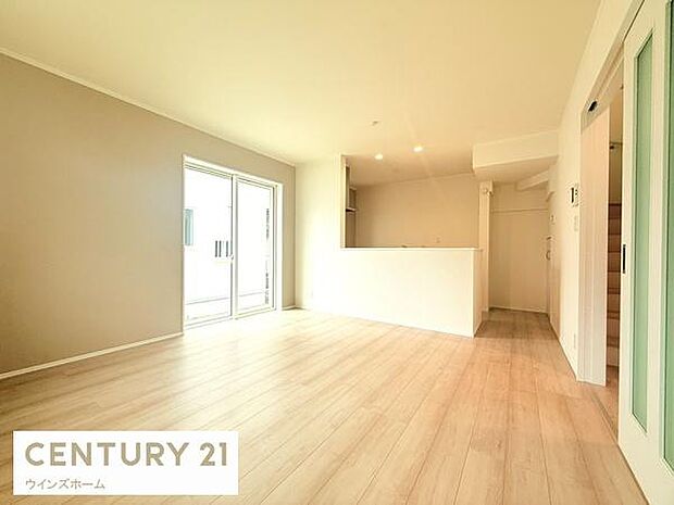 明るく開放的なリビングが魅力の一室。自然光に包まれる心地よい空間で、日々の暮らしがより豊かになります。