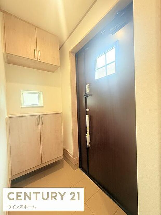 ナチュラルな「茶」の配色により落ち着いた空間を演出し、ご家族や来客者を気持ちよく出迎えます。収納力の高いシューズボックスも設置され玄関をスッキリと保てます！