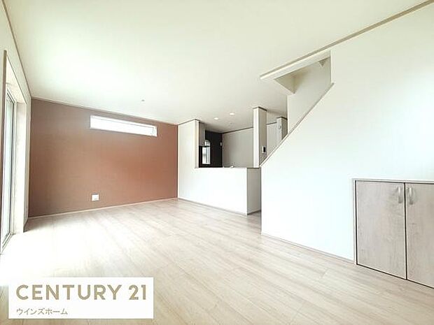 明るく開放的なリビングが魅力の一室。自然光に包まれる心地よい空間で、日々の暮らしがより豊かになります。