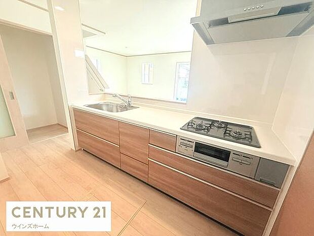 広々とした開放感あふれる対面キッチン。リビングとつながる設計で、ご家族との会話も弾みます。