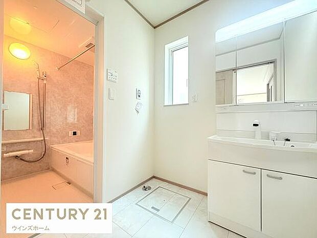 洗面化粧台は三面鏡を採用しております。鏡裏収納となっているので細やかなものまでしっかりと収納が可能です。