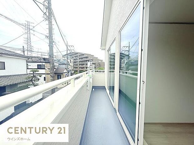 2部屋から出入り可能なバルコニー！開放感溢れるバルコニーは洗濯物も干しやすいです！