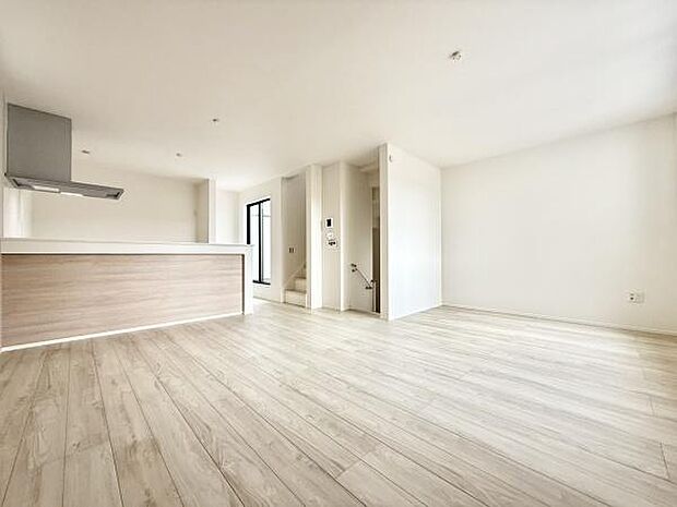 窓から光が差し込むリビング!2階LDKは外からの視線が気になりにくいのでプライバシーも確保しやすいです。LDK床暖房付き17帖超。