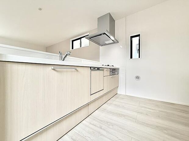 リビングにつながる、開放的で洗練されたキッチンスペース。目の前に家族の様子を感じながら料理ができる配置は、子育て中のご家庭にもぴったり。