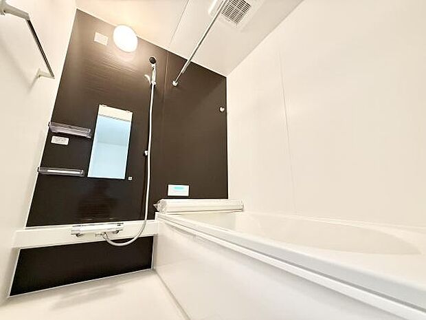 ゆったりとした広さのお風呂スペース!心と身体をリフレッシュさせる癒しの空間でもあるバスルーム!浴室暖房乾燥機付きです。
