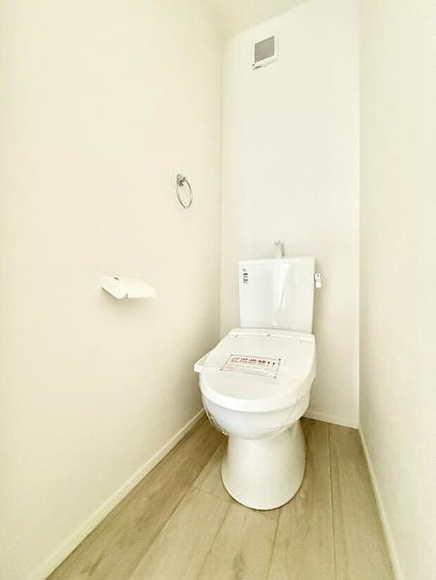 トイレは1・3階に設置され、シャワートイレが内蔵されています。