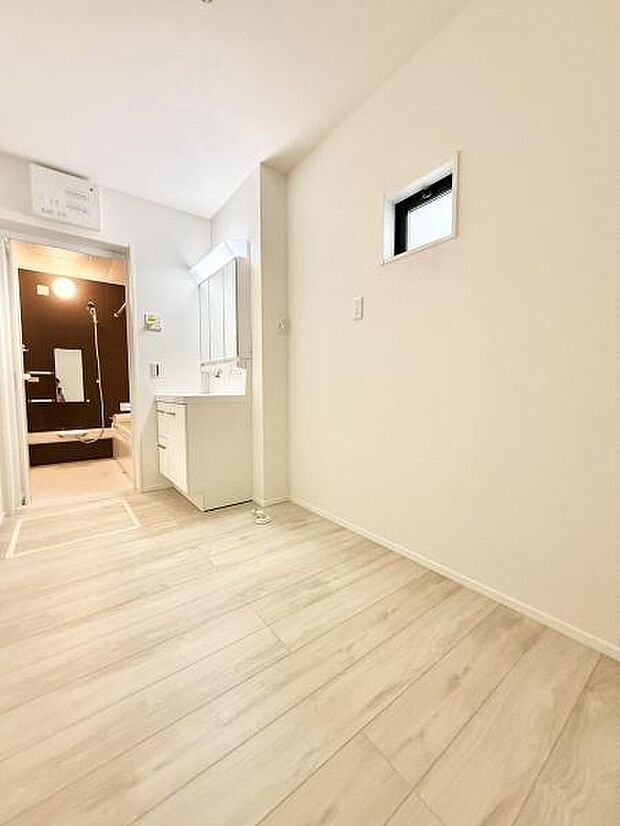 広々とした洗面脱衣室は、棚を設置しリネンスペースとして活用できます。あると便利な土間収納付き!