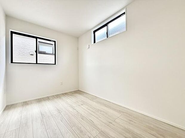 2面採光で明るい洋室。寝室や子ども部屋に最適。