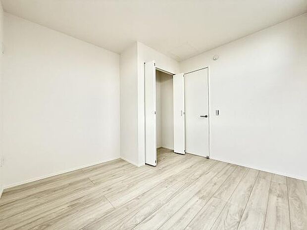 2面採光で明るい洋室。寝室や子ども部屋に最適。