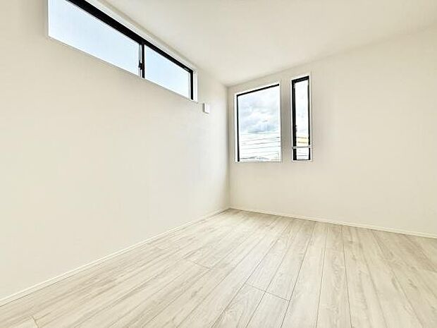 2面採光で明るい洋室。寝室や子ども部屋に最適。