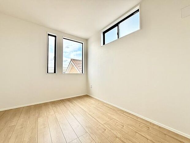 2面採光で明るい洋室。寝室や子ども部屋に最適。