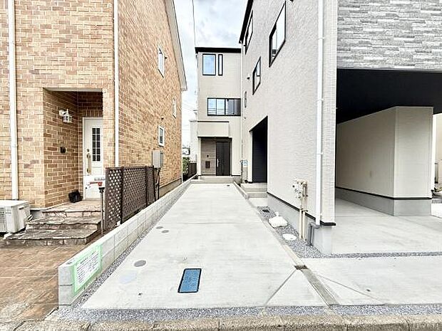 カースペース2台駐車可能で、お出かけや通勤時にも安心です！（車種によります）