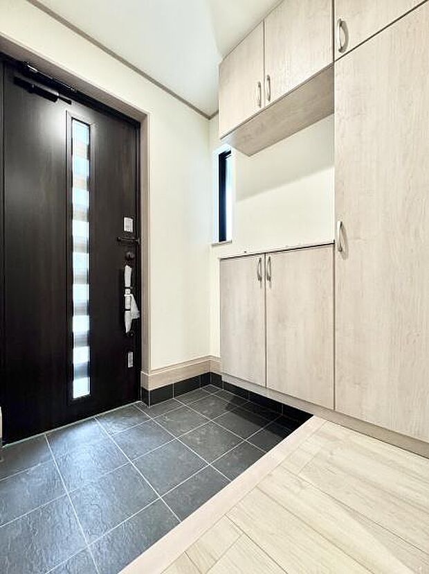 落ち着いた空間を演出し、ご家族や来客者を気持ちよく出迎えます。収納力の高いシューズボックスも設置され玄関をスッキリと保てます!