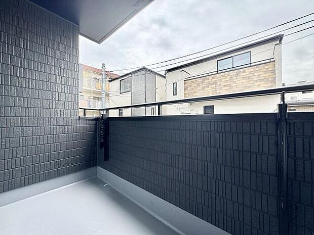 バルコニーは2階と3階に設置され、用途に合わせて使い分けを可能にしてくれます。