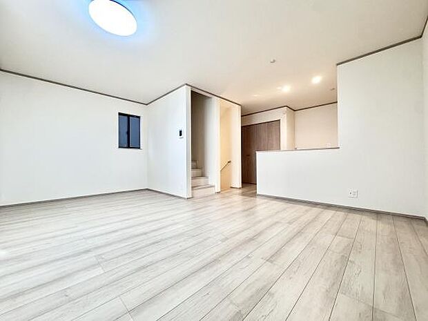 明るく開放的なリビングが魅力の一室。自然光に包まれる心地よい空間で、日々の暮らしがより豊かになります。