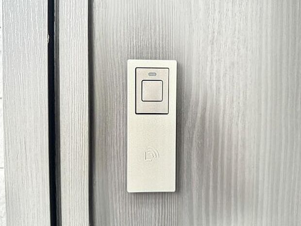 カギ穴を見せない高い防犯性と、便利な機能を両立させた玄関カードキー！毎日使う玄関ドアをもっと便利に！