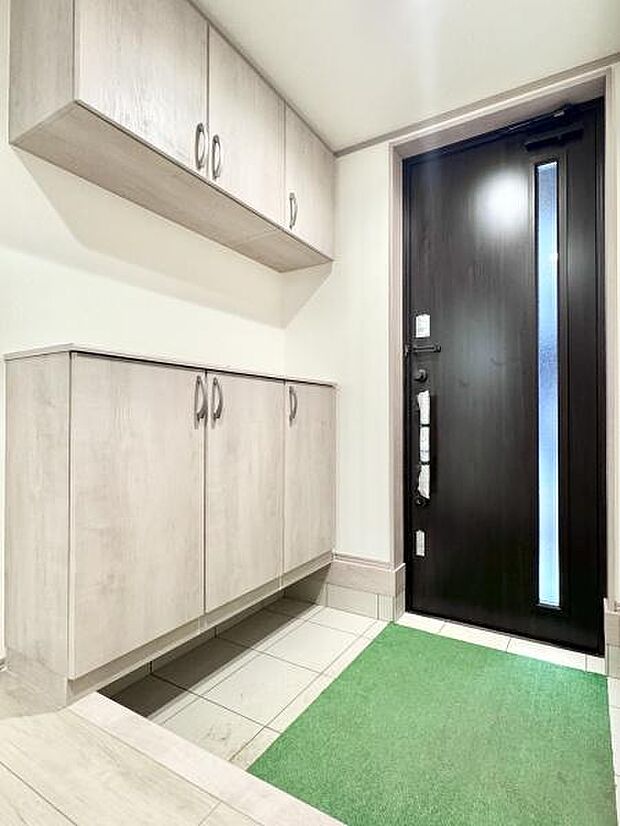 落ち着いた空間を演出し、ご家族や来客者を気持ちよく出迎えます。収納力の高いシューズボックスも設置され玄関をスッキリと保てます！