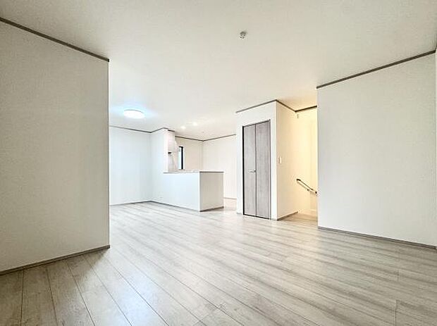 17.5帖の広々LDKは家族全員がゆったりとくつろげる空間です。リビングとダイニングを自由に使い分けられるため、様々なライフスタイルに対応します!