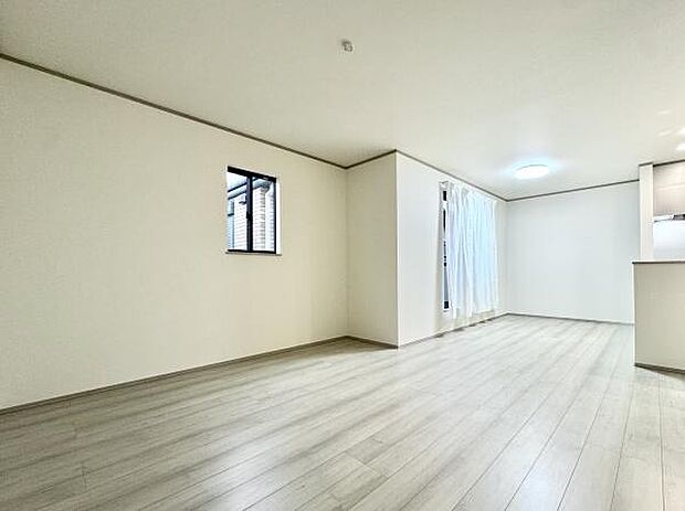 明るく開放的なリビングが魅力の一室。自然光に包まれる心地よい空間で、日々の暮らしがより豊かになります。