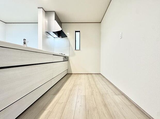 スタイリッシュなシステムキッチンは、収納力と機能性を兼ね備え、料理が楽しくなる空間。リビングとつながるレイアウトも魅力です。